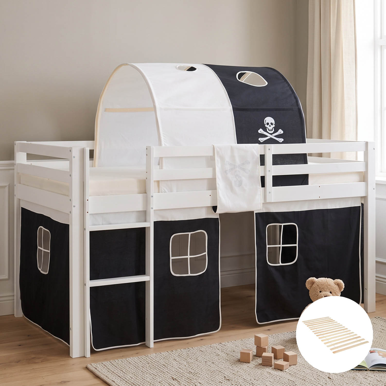 Kinderhochbett in Schwarz mit Elementen aus Kiefernholz, Lattenrost, Spieltunnel, Spielvorhang und Piratenmotiv. Der Artikel ist freigestellt auf weißem Hintergrund abgebildet. Sichtbare Details sind eine Leiter, seitliche Schutzgitter, ein Spielvorhang u