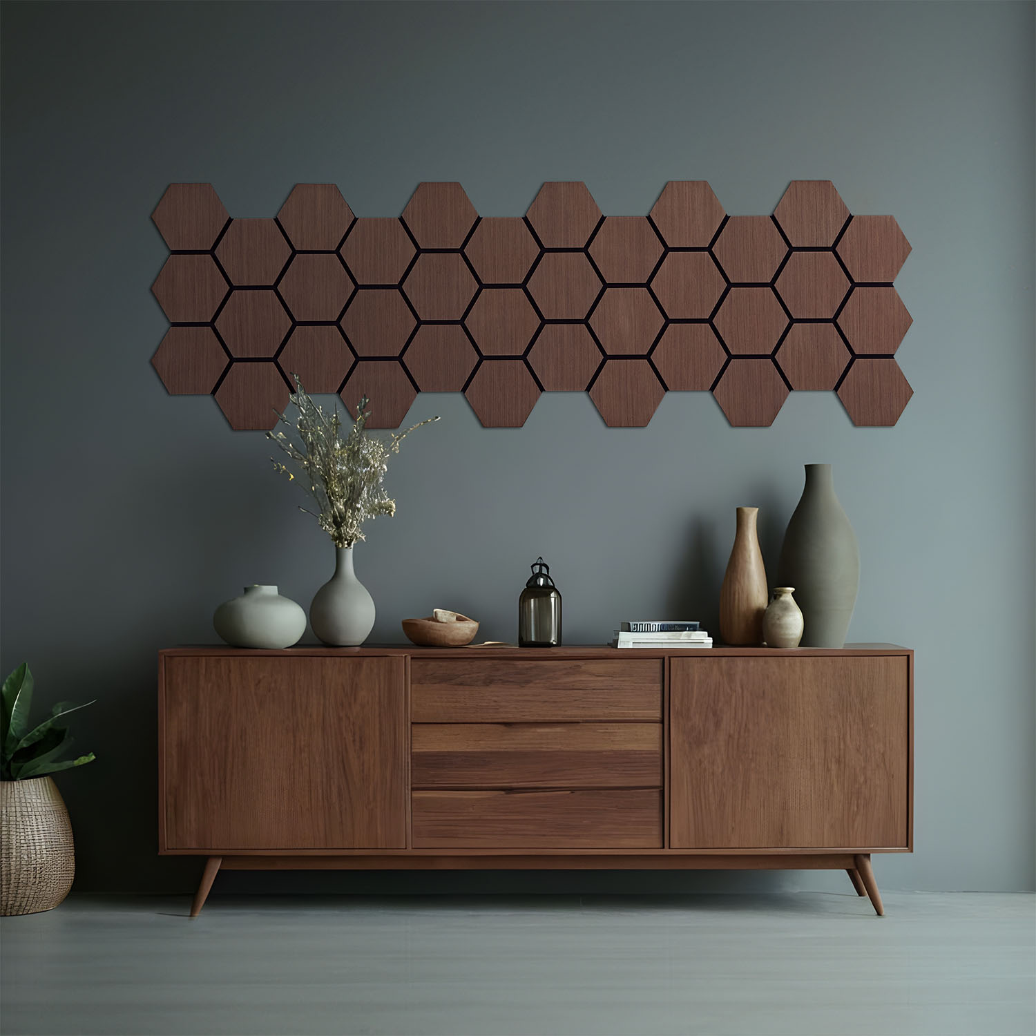 Akustikpaneele in Braun mit Holzelementen und hexagonaler Form. Der Artikel ist freigestellt auf weißem Hintergrund abgebildet. Sichtbare Details sind sechseckige Paneelflächen und dunkle Zwischenräume.