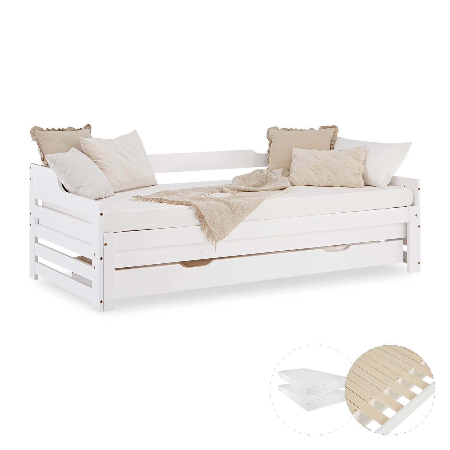 Tagesbett in Weiß mit Holzelementen, Ausziehfunktion, zwei Matratzen und Stauraum. Das Tagesbett mit seitlichen Leisten ist mit Matratze, Bettwäsche und mehreren Kissen vor weißem Hintergrund abgebildet. Die untere Ausziehfläche ist eingeschoben.