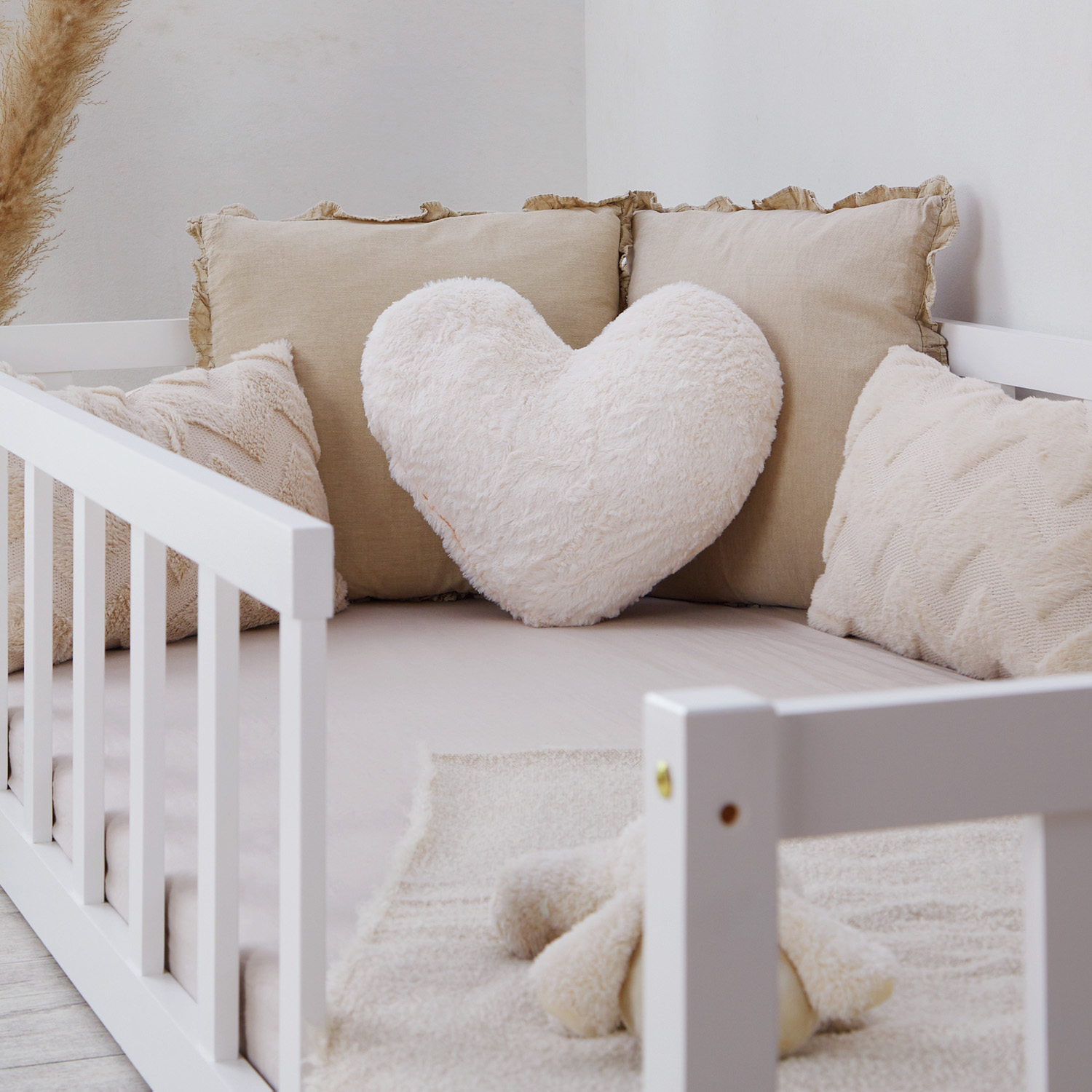 Kinderbett 90x200 Bodenbett mit Rausfallschutz Montessori Bett Kleinkindbett Holz Massiv Weiß Einzelbett Lattenrost Bettgestell 