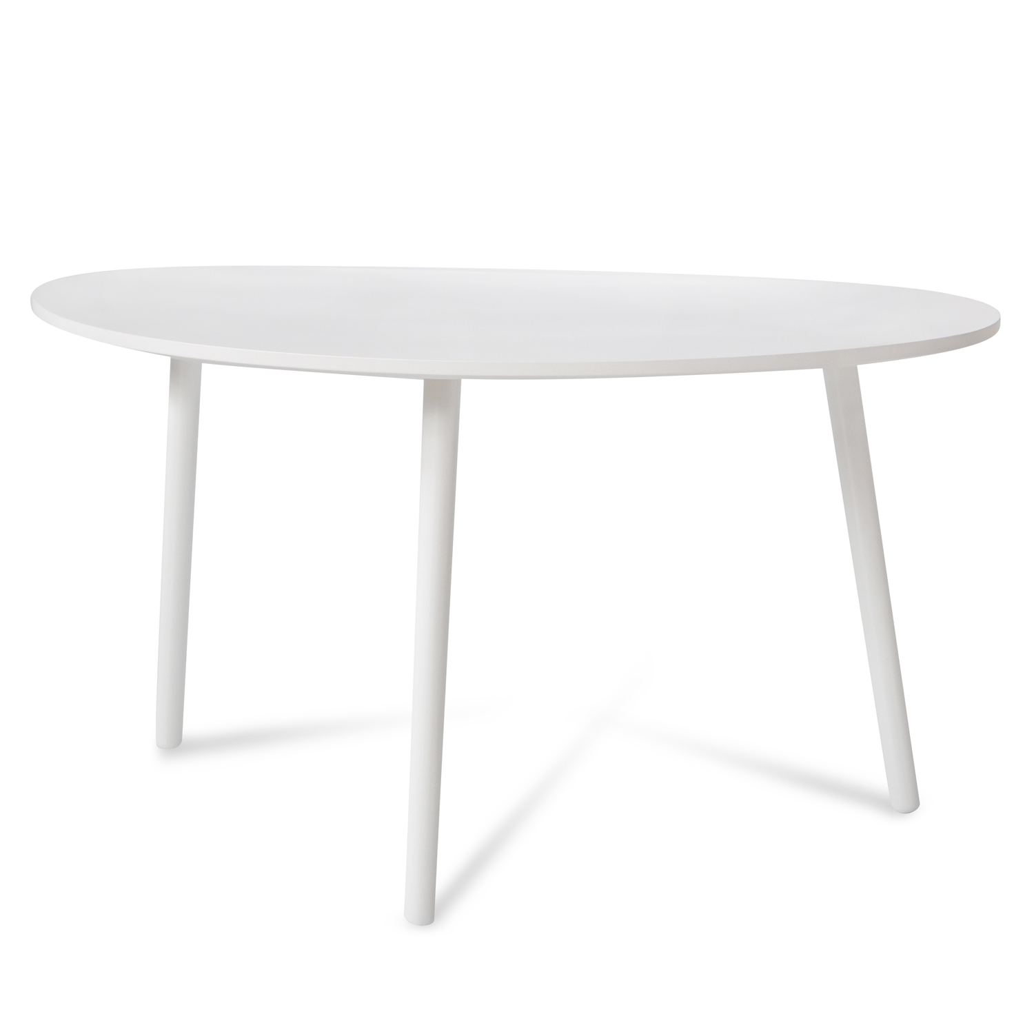 Beistelltisch in Weiß mit Elementen aus Kiefernholz. Der ovale Tisch steht auf einem hellen Teppich vor einem grau gepolsterten Sofa. Eine Glasvase mit Zweigen und eine aufgeschlagene Zeitschrift mit schwarzer Brille liegen auf der weißen Tischplatte.