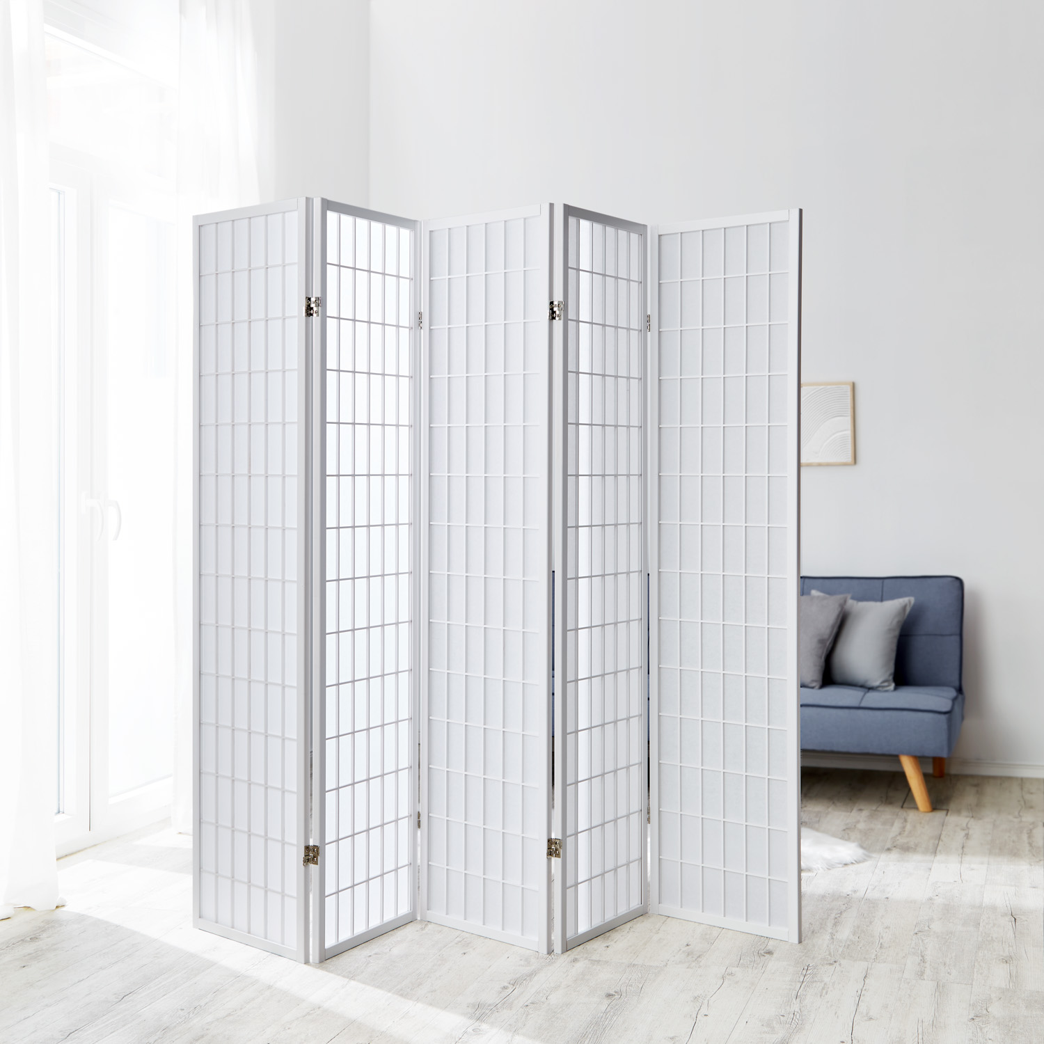 Paravent in Weiß mit Holzelementen, 5 beweglichen Elementen und Shoji-Design. Der Artikel ist freigestellt auf weißem Hintergrund abgebildet. Sichtbare Details sind mehrere gelenkig verbundene Paneele, ein regelmäßiges Holzraster und helle Paneelflächen.