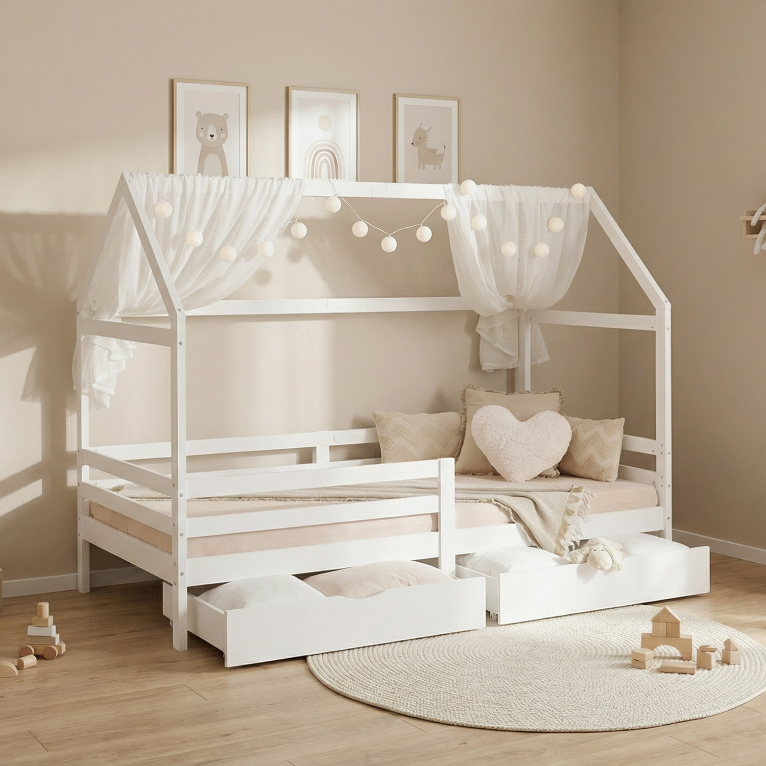 Kinderbett mit hausförmigem Rahmen in Weiß mit Holzelementen, Lattenrost, Stauraum und seitlichen Schutzgittern. Das Bettgestell ist mit Matratze, Bettwäsche und Kissen vor weißem Hintergrund abgebildet. Rahmen und Liegefläche sind in der schrägen Produkt