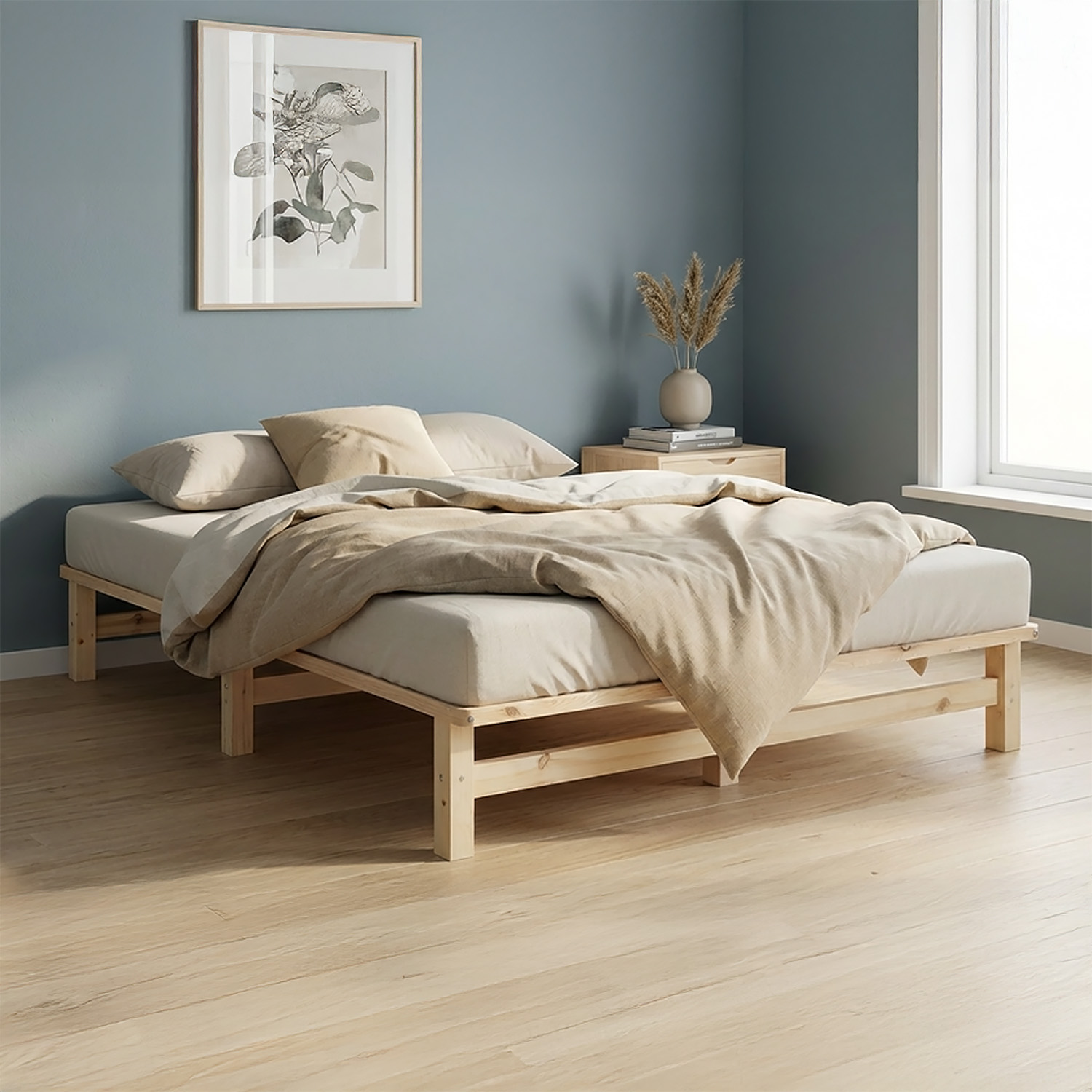 Bettgestell in Palettenform mit Holzelementen und Lattenrost. Das Bett ist mit Matratze, Bettwäsche und Kissen vor weißem Hintergrund abgebildet. Die Rahmenform und die Füße sind in der schrägen Produktansicht sichtbar.