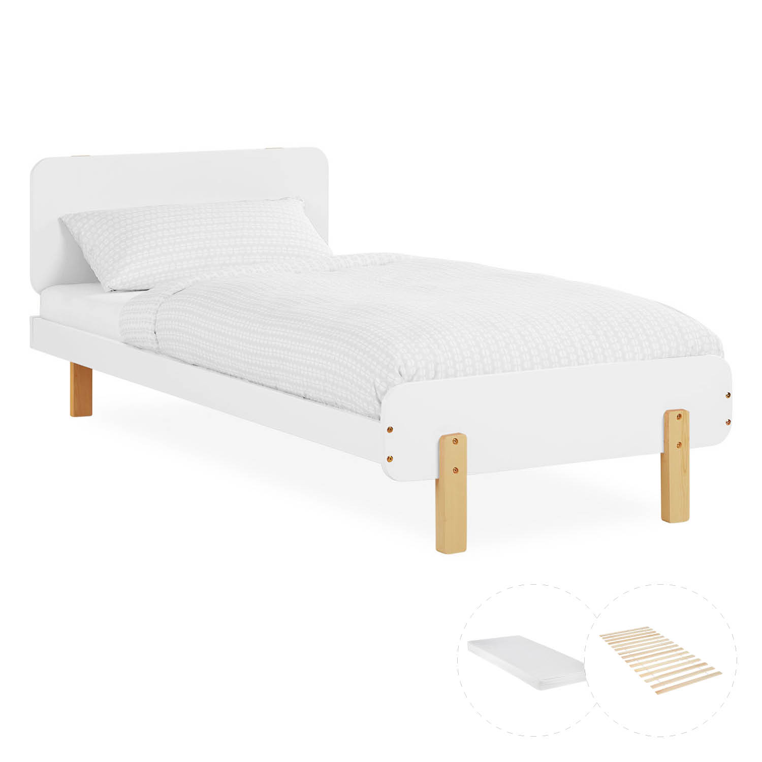 Kinderbett in Weiß mit Holzelementen, Lattenrost und Matratze. Das Bett ist mit Matratze, Bettwäsche und Kissen vor weißem Hintergrund abgebildet. Kopfteil, Rahmen und Beine sind in der schrägen Ansicht sichtbar.