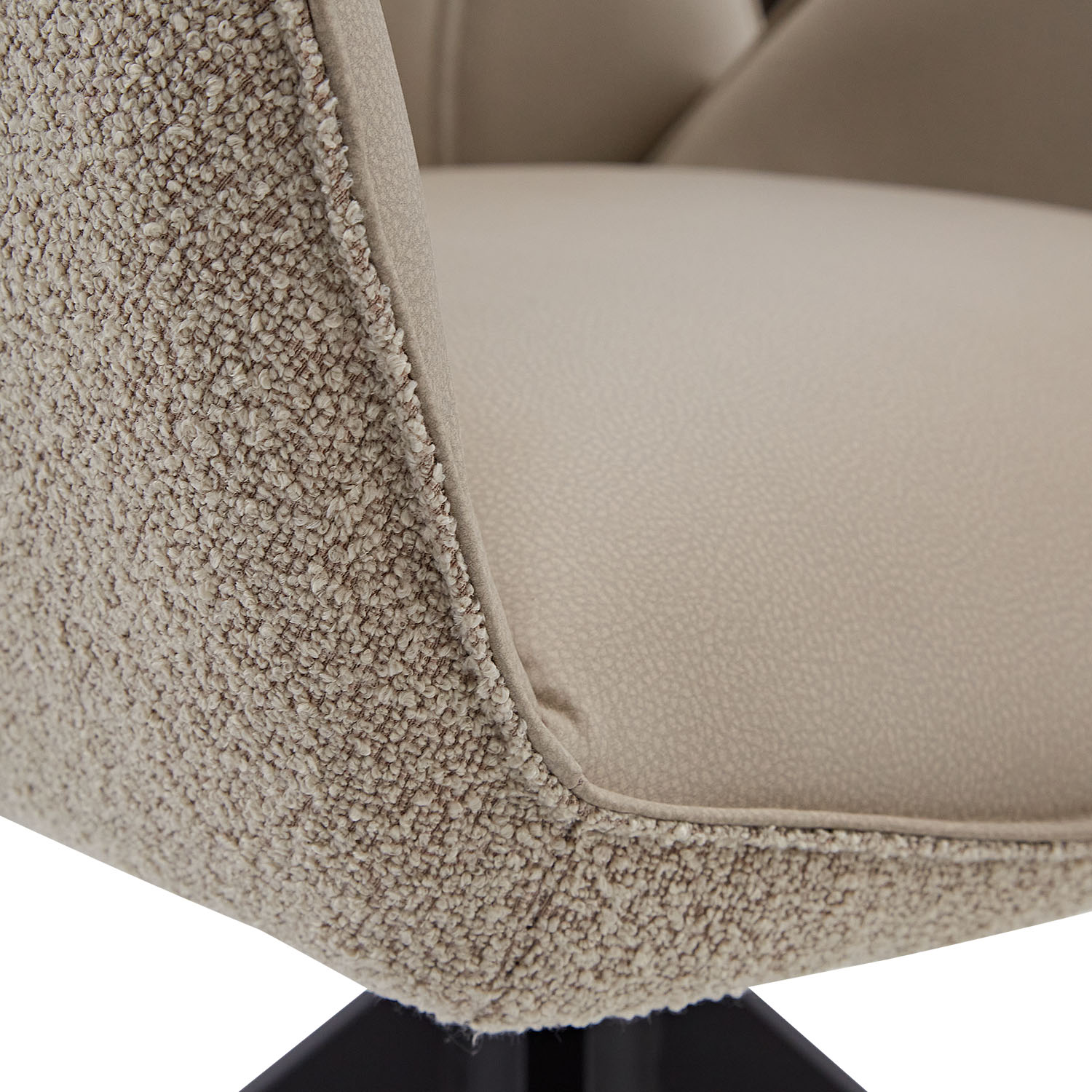 Polsterstuhl Bouclé Beige Almond Milk – drehbar mit Armlehnen & Metallgestell