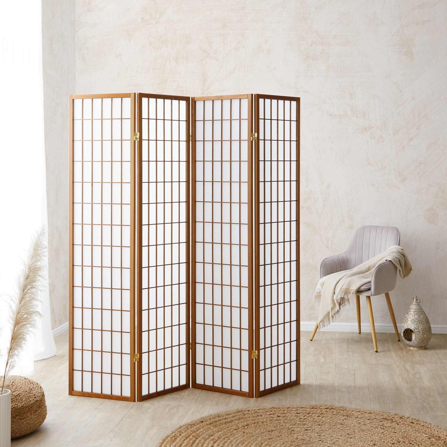 Paravent in Braun und Weiß mit Holzelementen, 4 beweglichen Elementen und Shoji-Design. Der Artikel ist freigestellt auf weißem Hintergrund abgebildet. Sichtbare Details sind mehrere gelenkig verbundene Paneele, ein regelmäßiges Holzraster und helle Panee