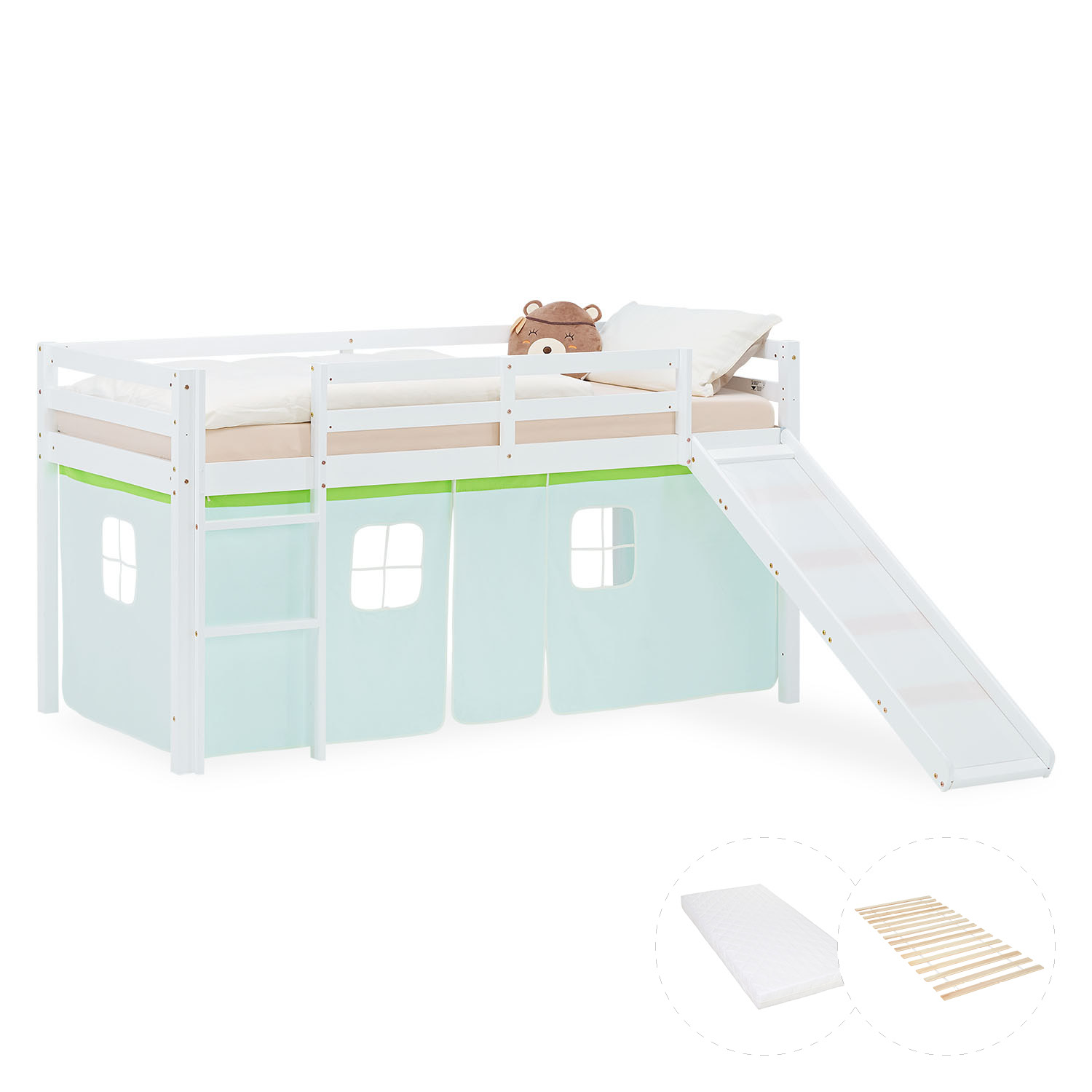 Kinderhochbett in Grün mit Elementen aus Kiefernholz, Lattenrost, Matratze, Rutsche und Spielvorhang. Das weiße Hochbett ist mit Matratze und Kissen vor weißem Hintergrund abgebildet. Sichtbar sind eine Leiter, seitliche Schutzgitter, ein Spielvorhang unt