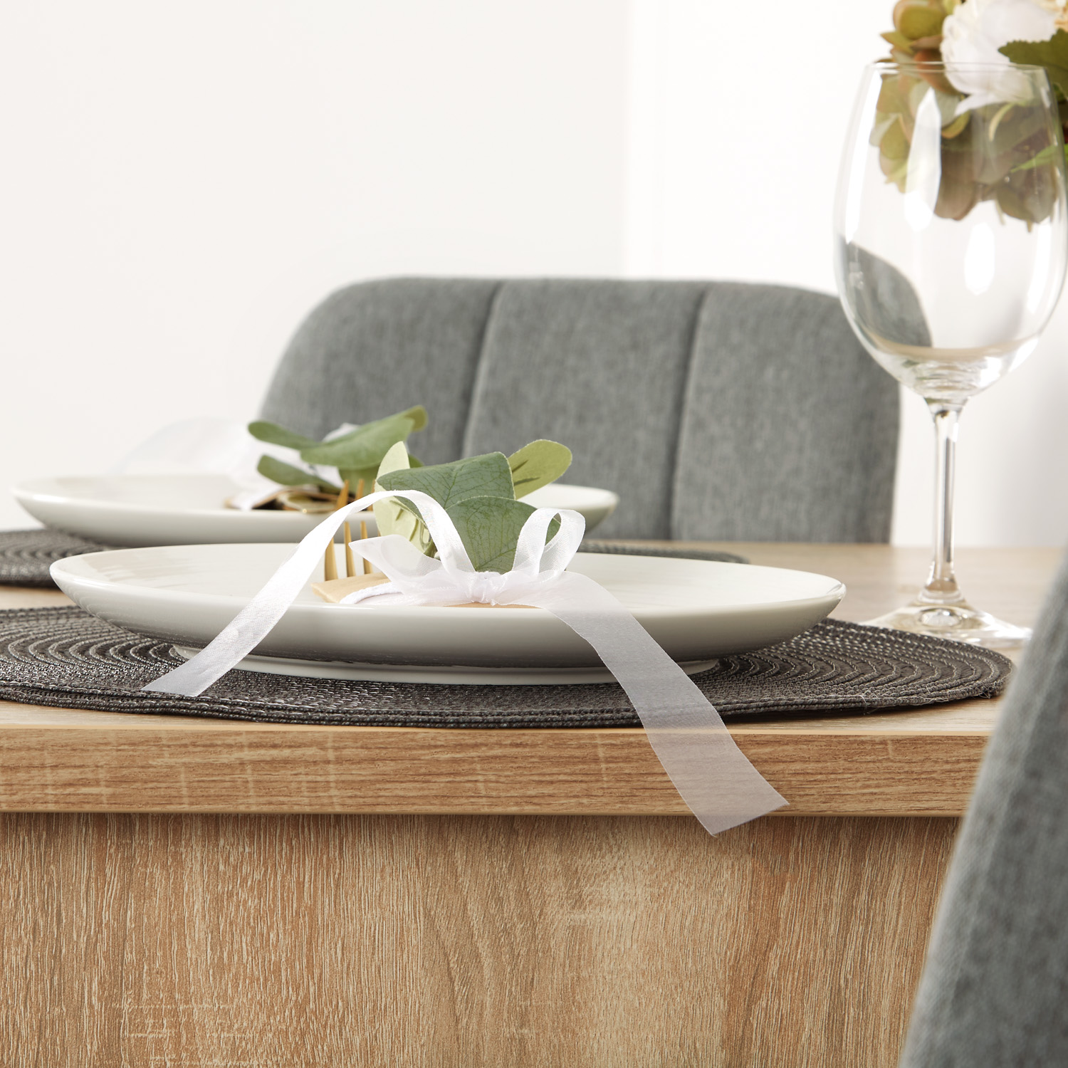 Dining Set (3-piece): Oak dining table (approx. 80x80 cm) with 2 gray upholstered chairs and black metal legs