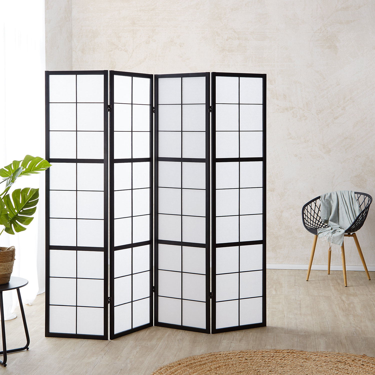 Paravent in Schwarz mit 4 beweglichen Elementen und Shoji-Design. Der Artikel ist freigestellt auf weißem Hintergrund abgebildet. Sichtbare Details sind mehrere gelenkig verbundene Paneele, ein regelmäßiges Holzraster und helle Paneelflächen.