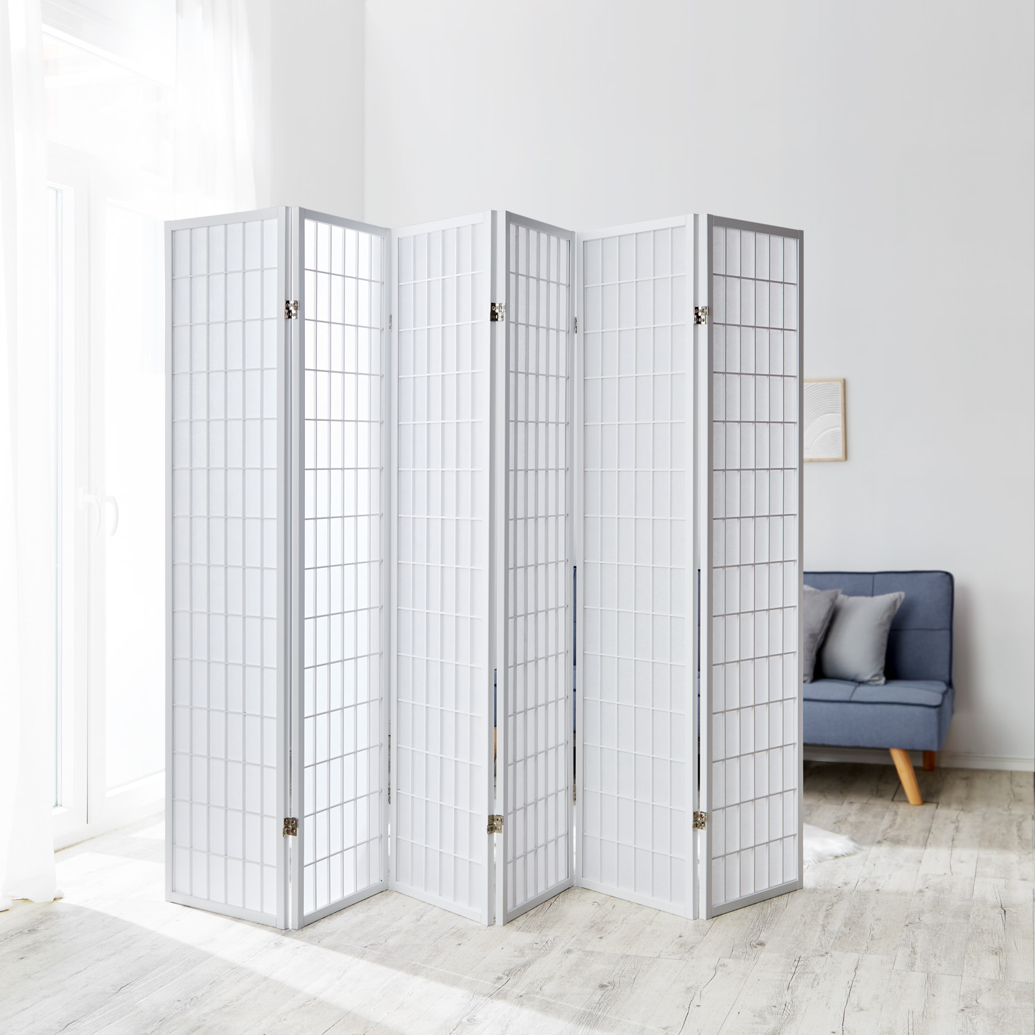 Paravent in Weiß mit Holzelementen, 6 beweglichen Elementen und Shoji-Design. Der Artikel ist freigestellt auf weißem Hintergrund abgebildet. Sichtbare Details sind mehrere gelenkig verbundene Paneele, ein regelmäßiges Holzraster und helle Paneelflächen.