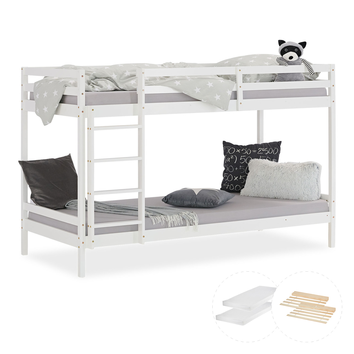 Etagenbett mit Matratze. Das Etagenbett mit Leiter und Schutzleisten an der oberen Liegefläche ist auf weißem Hintergrund abgebildet. Beide Liegeflächen sind mit Matratzen, Bettwäsche und Kissen ausgestattet.