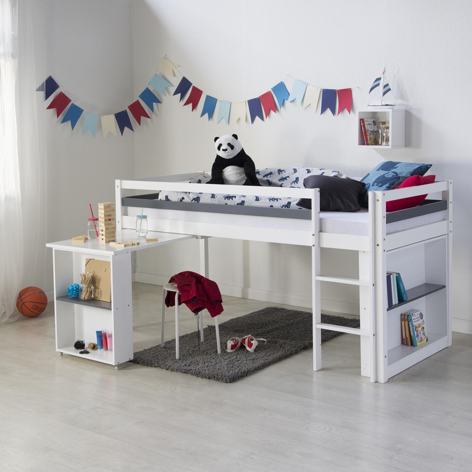 Kinderhochbett in Weiß. Das Kinderbett mit Leiter und Geländer ist mit Matratze, Bettwäsche und Kissen vor weißem Hintergrund abgebildet. Die offene Rahmenkonstruktion und die Gestaltung der Liegefläche sind sichtbar.