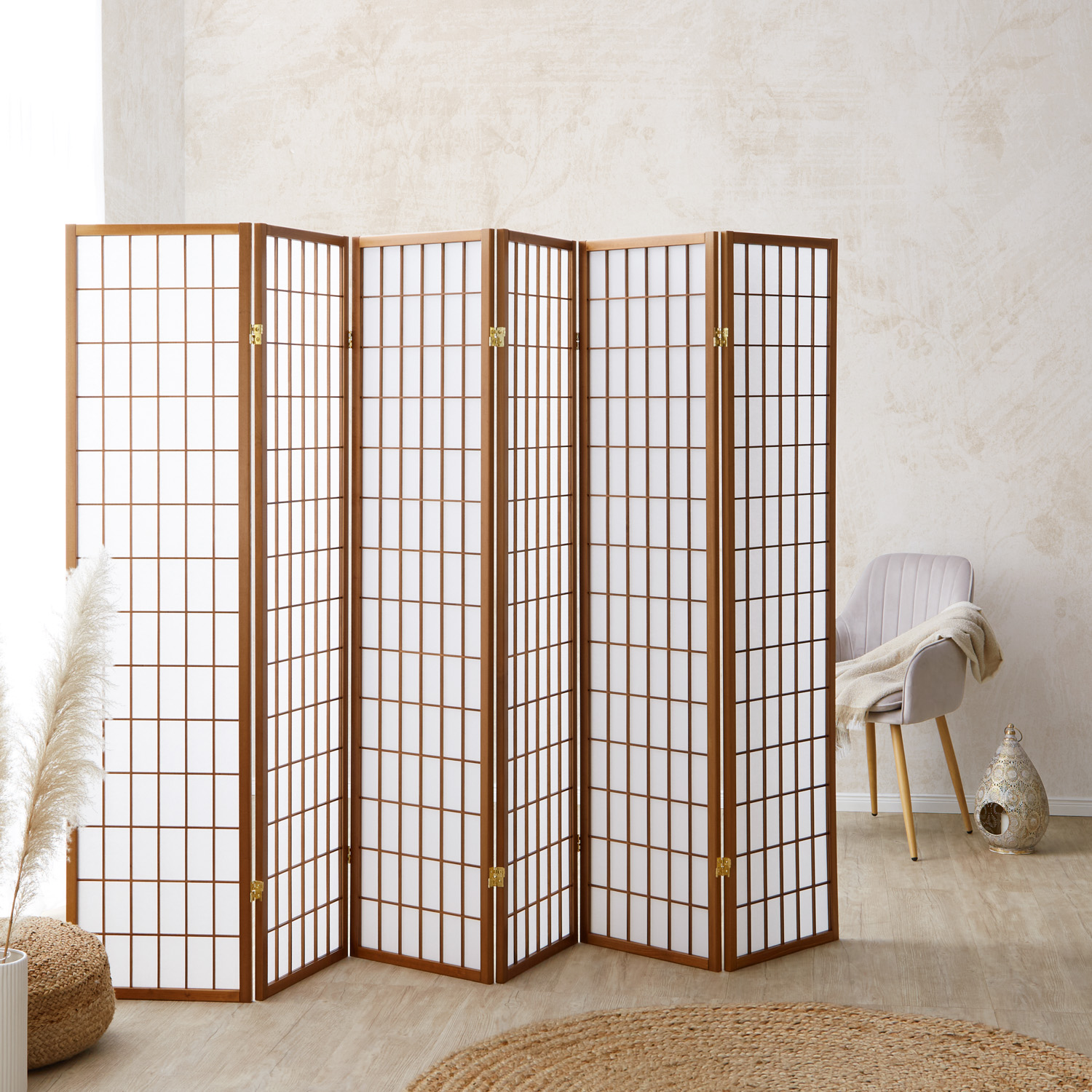 Paravent in Braun mit Holzelementen, 6 beweglichen Elementen und Shoji-Design. Der Artikel ist freigestellt auf weißem Hintergrund abgebildet. Sichtbare Details sind mehrere gelenkig verbundene Paneele, ein regelmäßiges Holzraster und helle Paneelflächen.