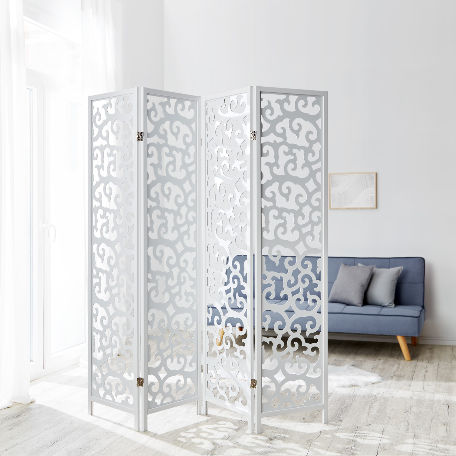 Paravent in Weiß mit Holzelementen, 4 beweglichen Elementen und Shoji-Design. Der Artikel ist freigestellt auf weißem Hintergrund abgebildet. Sichtbare Details sind mehrere gelenkig verbundene Paneele, ein regelmäßiges Holzraster und helle Paneelflächen.