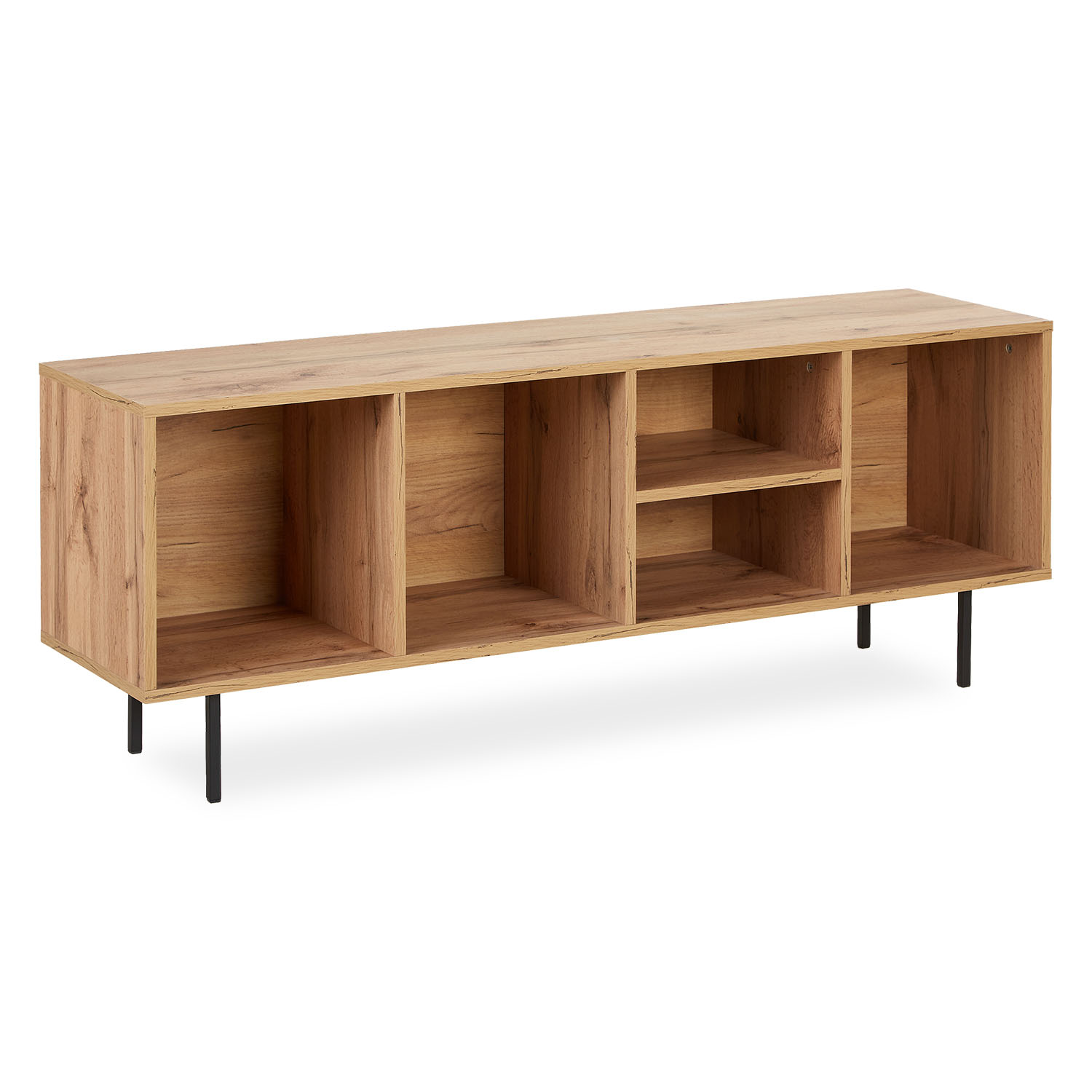 TV-Lowboard mit Oberflächen in Eichenoptik und Gestaltung im Industrial-Stil. Das niedrige naturfarbene Regal steht vor einer dunkelgrünen Wand; Bücher füllen die offenen Fächer, und zwei helle Vasen stehen auf der Oberseite.