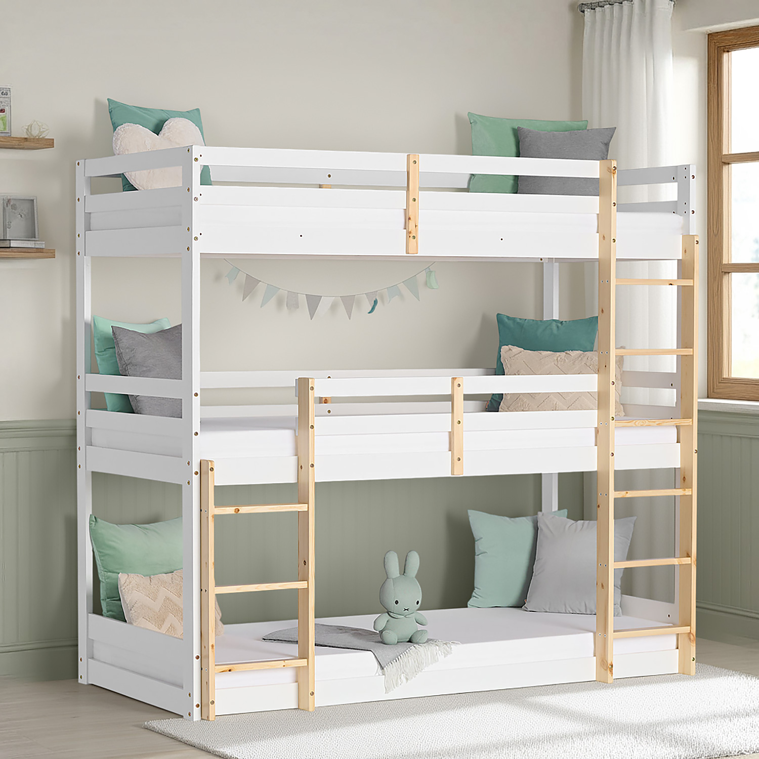 Etagenbett in Weiß und Naturholzfarbe mit Holzelementen und Stauraum. Der Artikel ist freigestellt auf weißem Hintergrund abgebildet. Sichtbare Details sind eine Leiter und seitliche Schutzgitter.