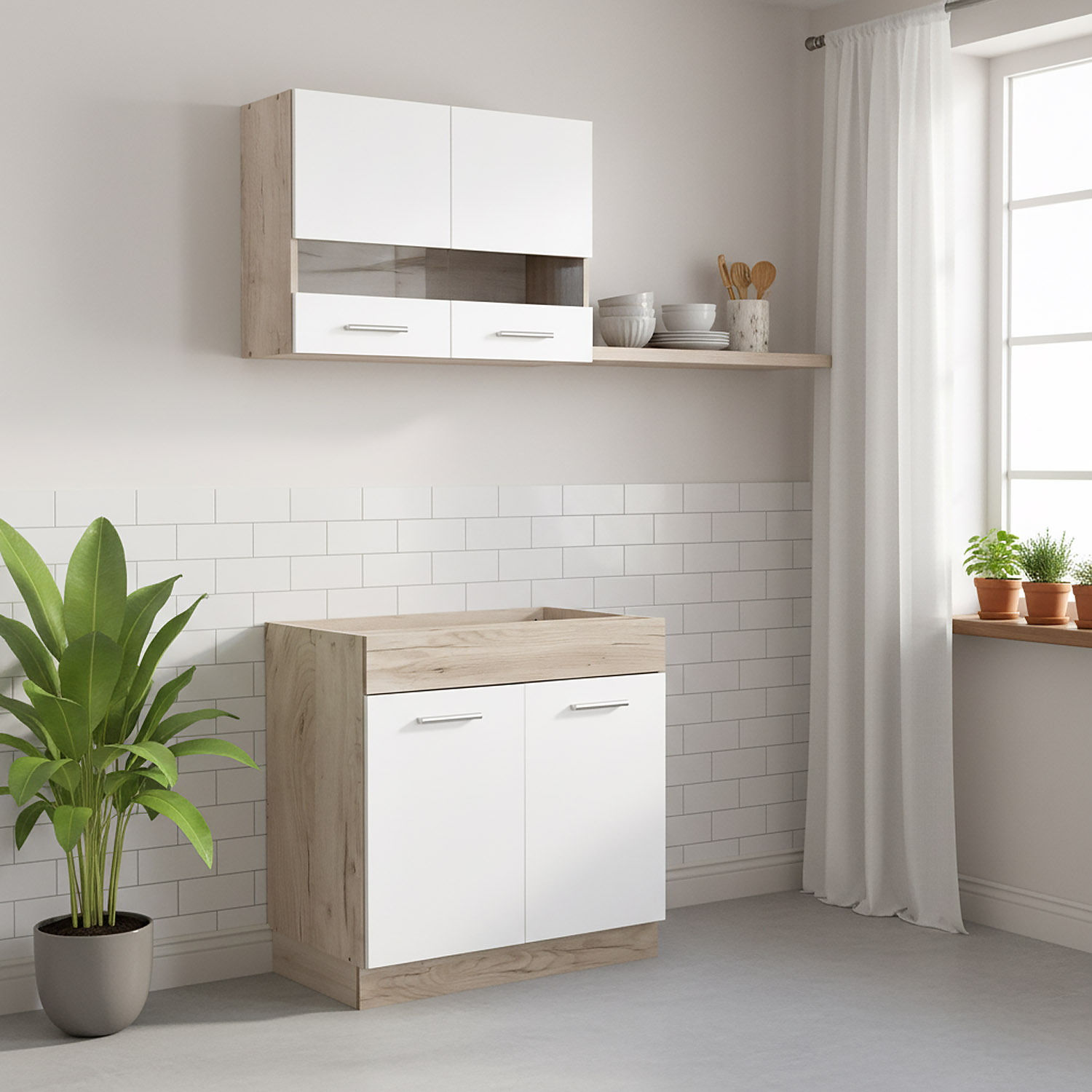 Küchenzeile ohne Elektrogeräte in Weiß mit Oberflächen in Eichenoptik und Glaselementen. In der eingerichteten Szene sind weiße Wandfliesen, ein Fenster, helle Vorhänge, grüne Pflanzen und Geschirr und Küchenutensilien zu sehen.