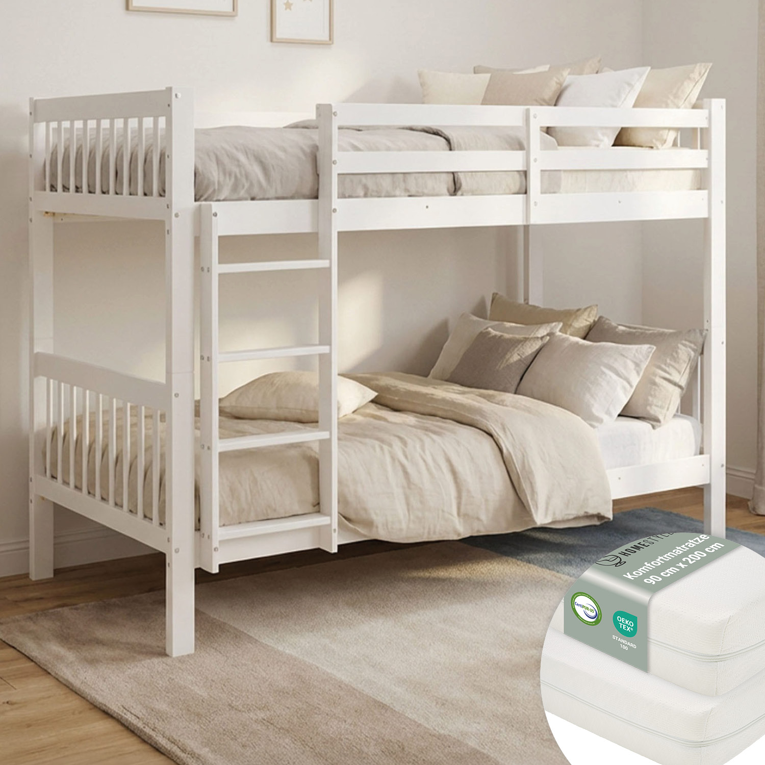Etagenbett in Weiß mit Holzelementen, Matratze, seitlichen Schutzgittern und umbaubarer Ausführung. Das Etagenbett mit Leiter und Schutzleisten an der oberen Liegefläche ist auf weißem Hintergrund abgebildet. Beide Liegeflächen sind mit Matratzen, Bettwäs