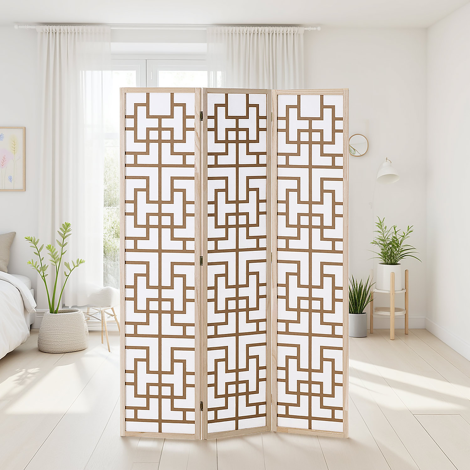 Paravent in Naturholzfarbe mit Holzelementen, 3 beweglichen Elementen und Shoji-Design. Der Artikel ist freigestellt auf weißem Hintergrund abgebildet. Sichtbare Details sind mehrere gelenkig verbundene Paneele.