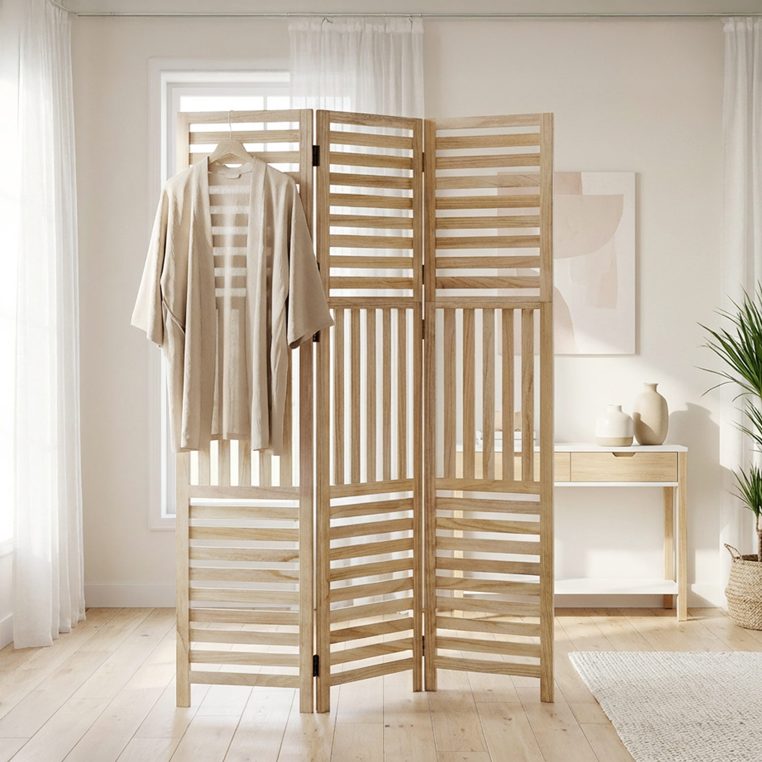 Paravent in Naturholzfarbe mit Holzelementen, 3 beweglichen Elementen und Lamellendesign. Der Artikel ist freigestellt auf weißem Hintergrund abgebildet. Sichtbare Details sind mehrere gelenkig verbundene Paneele.