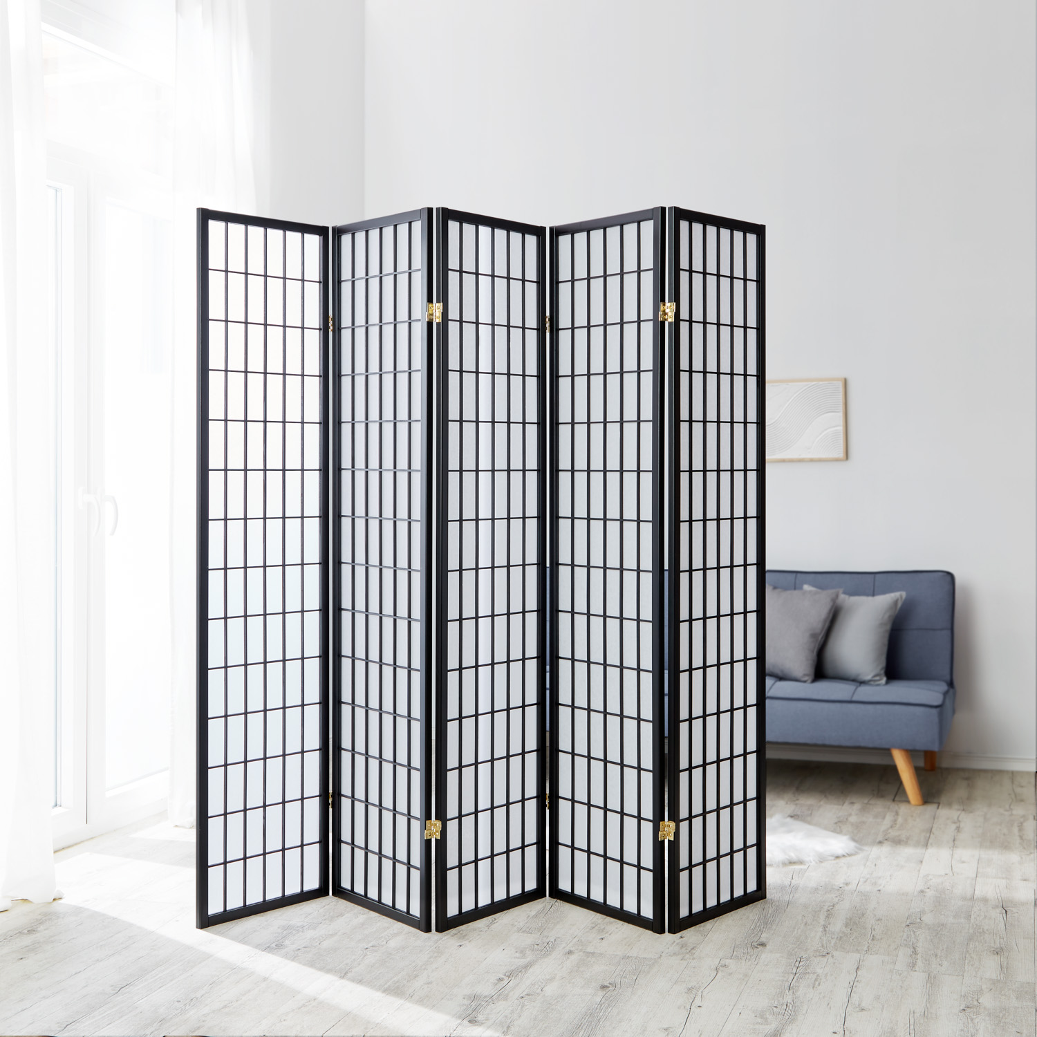 Paravent in Schwarz mit Holzelementen, 5 beweglichen Elementen und Shoji-Design. Der Artikel ist freigestellt auf weißem Hintergrund abgebildet. Sichtbare Details sind mehrere gelenkig verbundene Paneele, ein regelmäßiges Holzraster und helle Paneelfläche