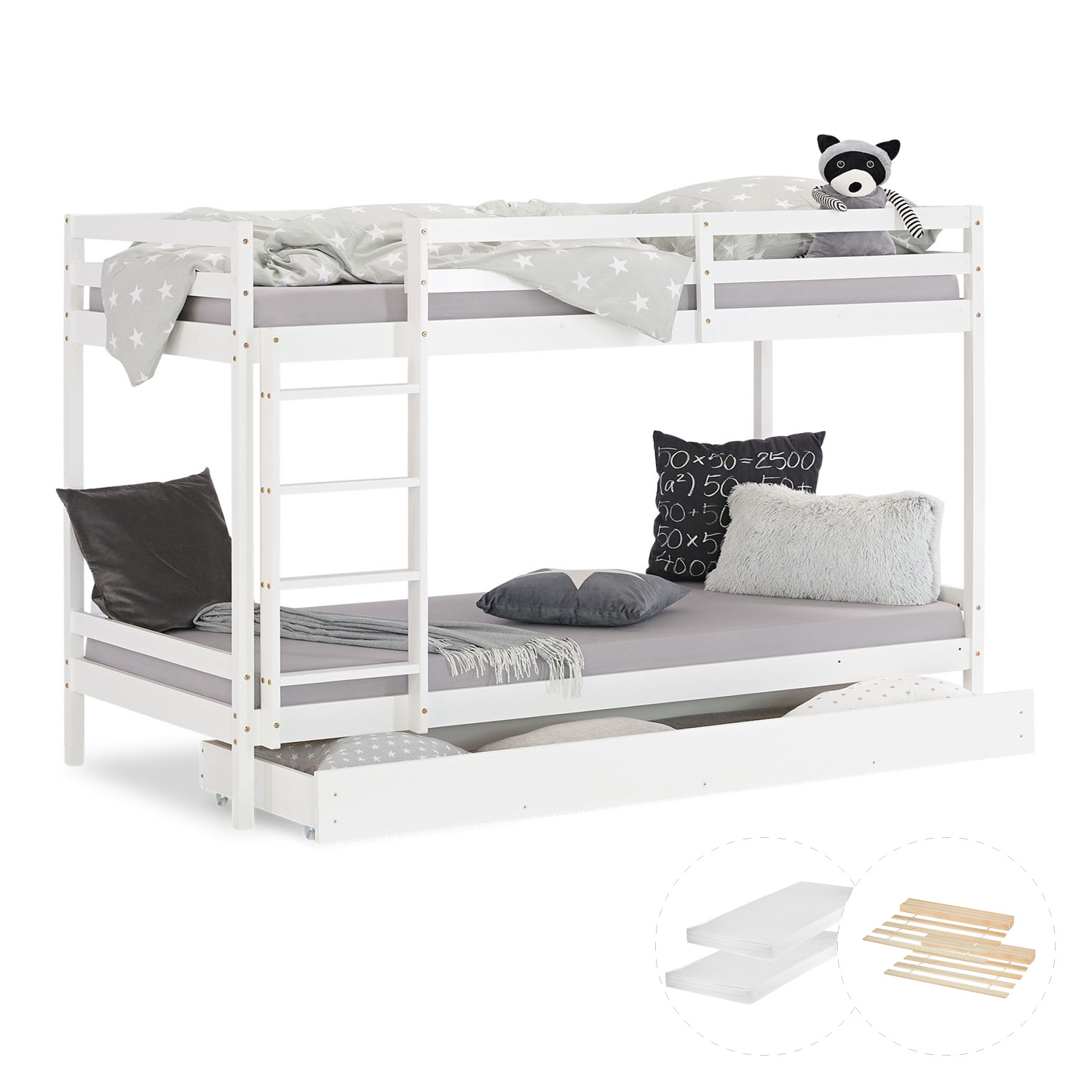 Etagenbett mit Matratze und Stauraum. Das Etagenbett mit Leiter und Schutzleisten an der oberen Liegefläche ist auf weißem Hintergrund abgebildet. Beide Liegeflächen sind mit Matratzen, Bettwäsche und Kissen ausgestattet.