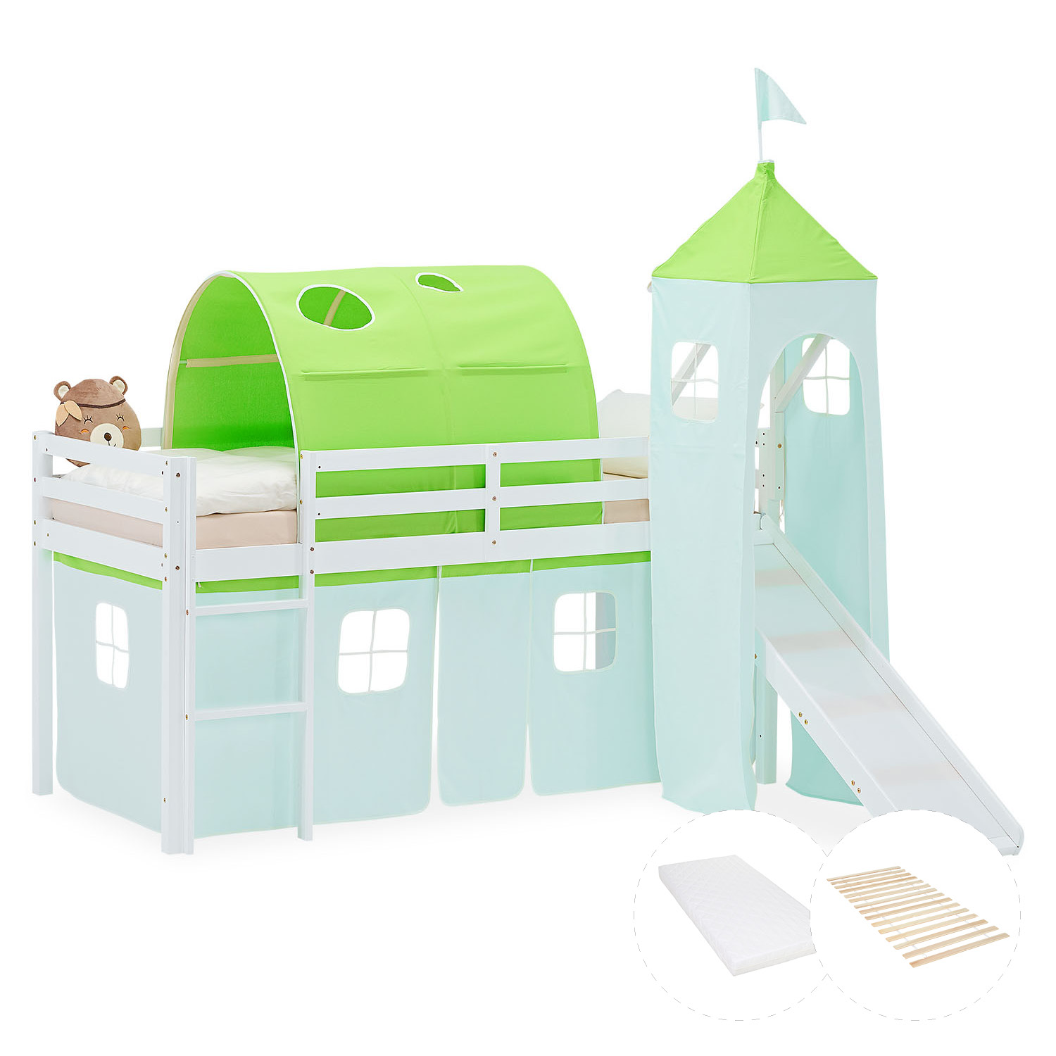 Kinderhochbett in Grün mit Elementen aus Kiefernholz, Lattenrost, Matratze, Rutsche, Spielturm, Spieltunnel und Spielvorhang. Das weiße Hochbett ist mit Matratze und Kissen vor weißem Hintergrund abgebildet. Sichtbar sind eine Leiter, seitliche Schutzgitt
