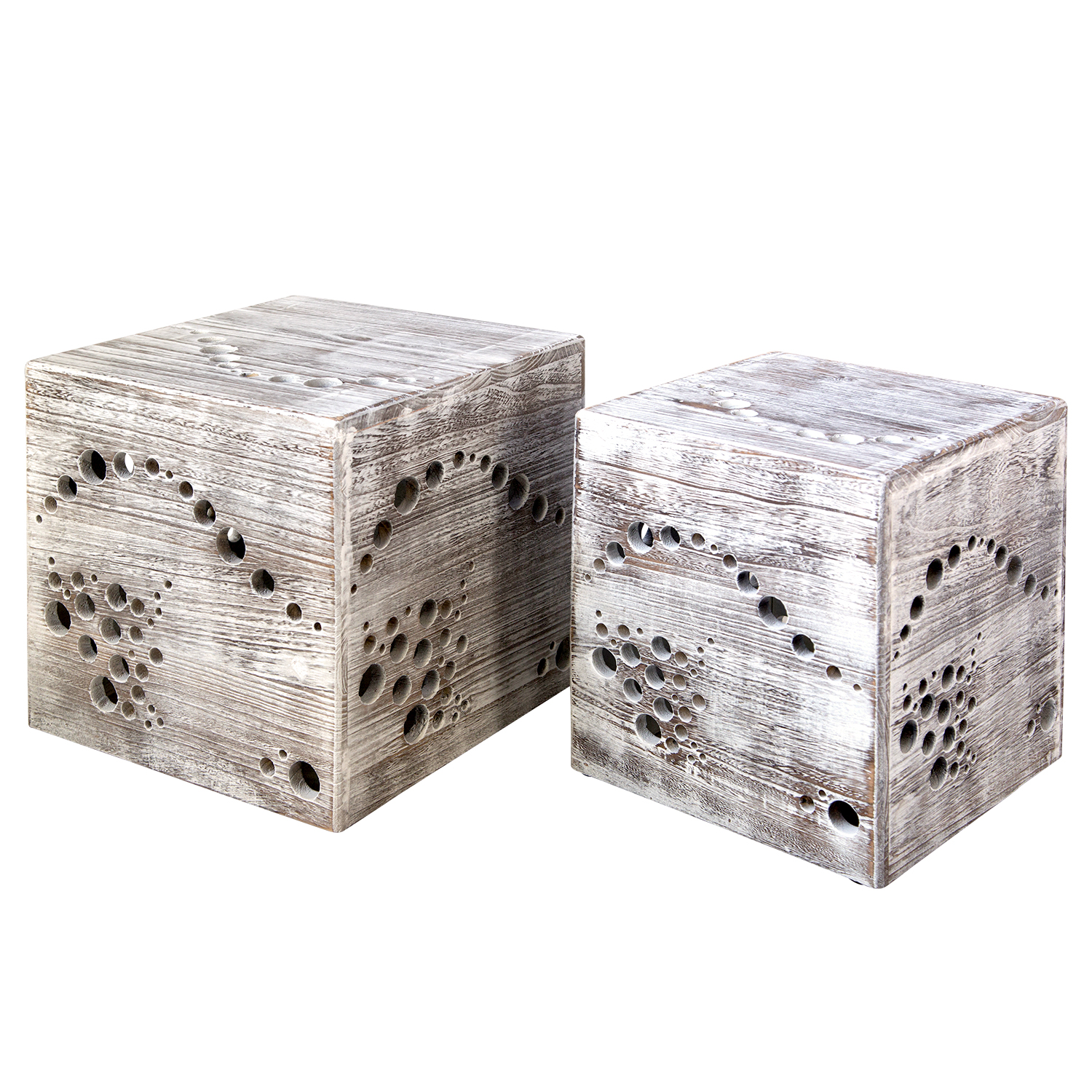 Sitzhocker in Grau mit Holzelementen. Zwei unterschiedlich große Holzwürfel stehen neben einem Hängesessel vor hellen Vorhängen; Blumen, Bücher und eine Tasse dekorieren die Oberseiten.