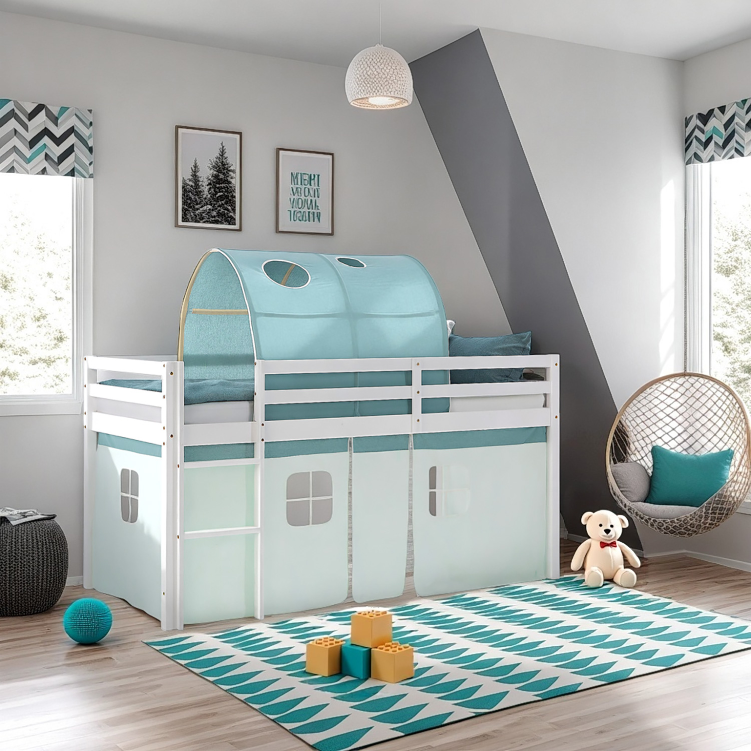 Kinderhochbett in Grün mit Holzelementen, Leiter, Spieltunnel und Spielvorhang. Der Artikel ist freigestellt auf weißem Hintergrund abgebildet. Sichtbare Details sind eine Leiter, seitliche Schutzgitter, ein Spielvorhang unter dem Bett und ein bogenförmig