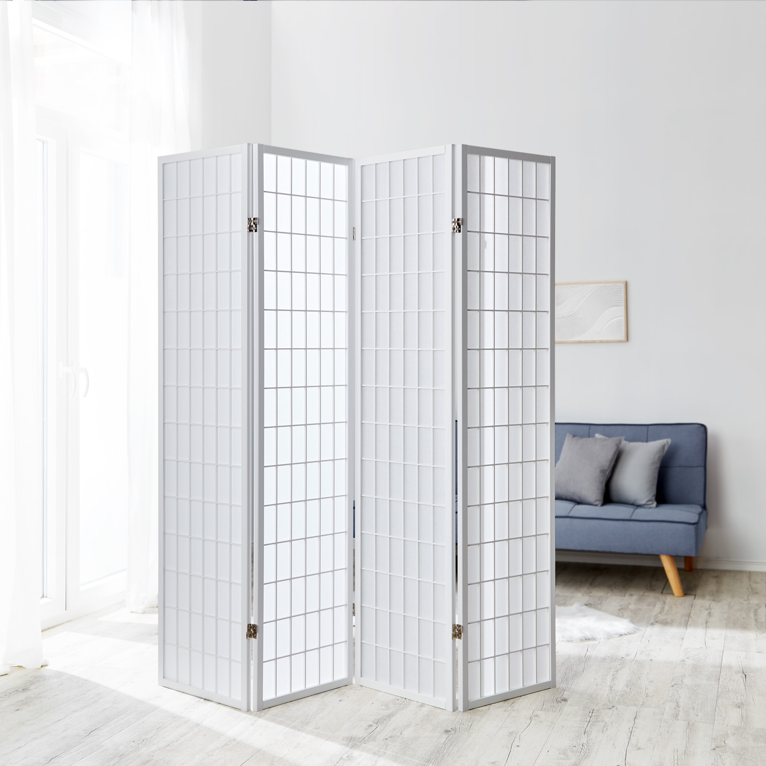 Paravent in Weiß mit Holzelementen, 4 beweglichen Elementen und Shoji-Design. Der Artikel ist freigestellt auf weißem Hintergrund abgebildet. Sichtbare Details sind mehrere gelenkig verbundene Paneele, ein regelmäßiges Holzraster und helle Paneelflächen.