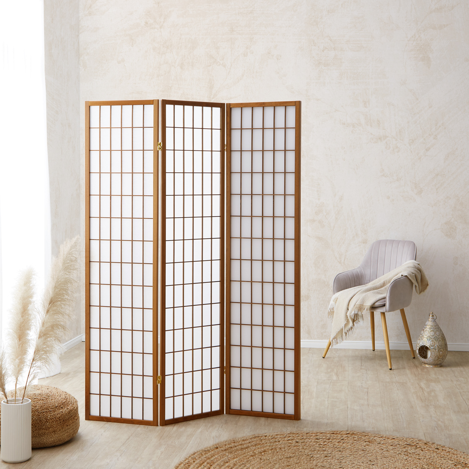 Paravent in Braun mit Holzelementen, 3 beweglichen Elementen und Shoji-Design. Der Artikel ist freigestellt auf weißem Hintergrund abgebildet. Sichtbare Details sind mehrere gelenkig verbundene Paneele, ein regelmäßiges Holzraster und helle Paneelflächen.