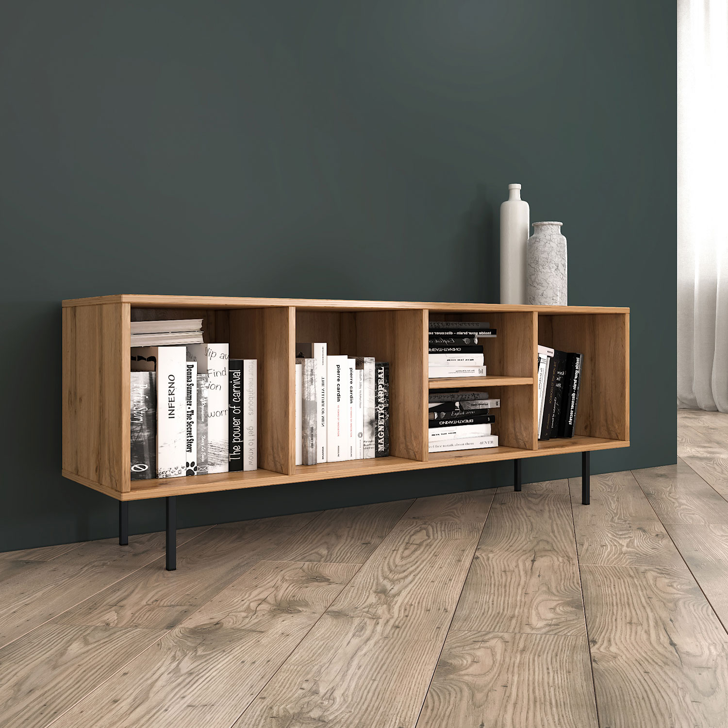 TV-Lowboard mit Oberflächen in Eichenoptik und Gestaltung im Industrial-Stil. Der Artikel ist freigestellt auf weißem Hintergrund abgebildet. Sichtbare Details sind offene Ablagen, ein schwarzes Metallgestell und eine sichtbare Holzmaserung.
