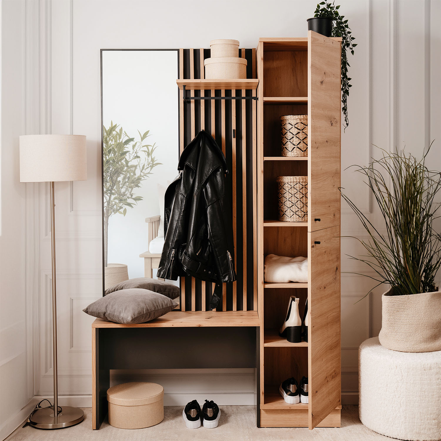 Flurgarderobe in Anthrazit mit Oberflächen in Eichenoptik, Gestaltung im Industrial-Stil und Sitzbank, Spiegel. Der Artikel ist freigestellt auf weißem Hintergrund abgebildet. Sichtbare Details sind senkrechte Holzlamellen, offene Ablagen, geschlossene Sc