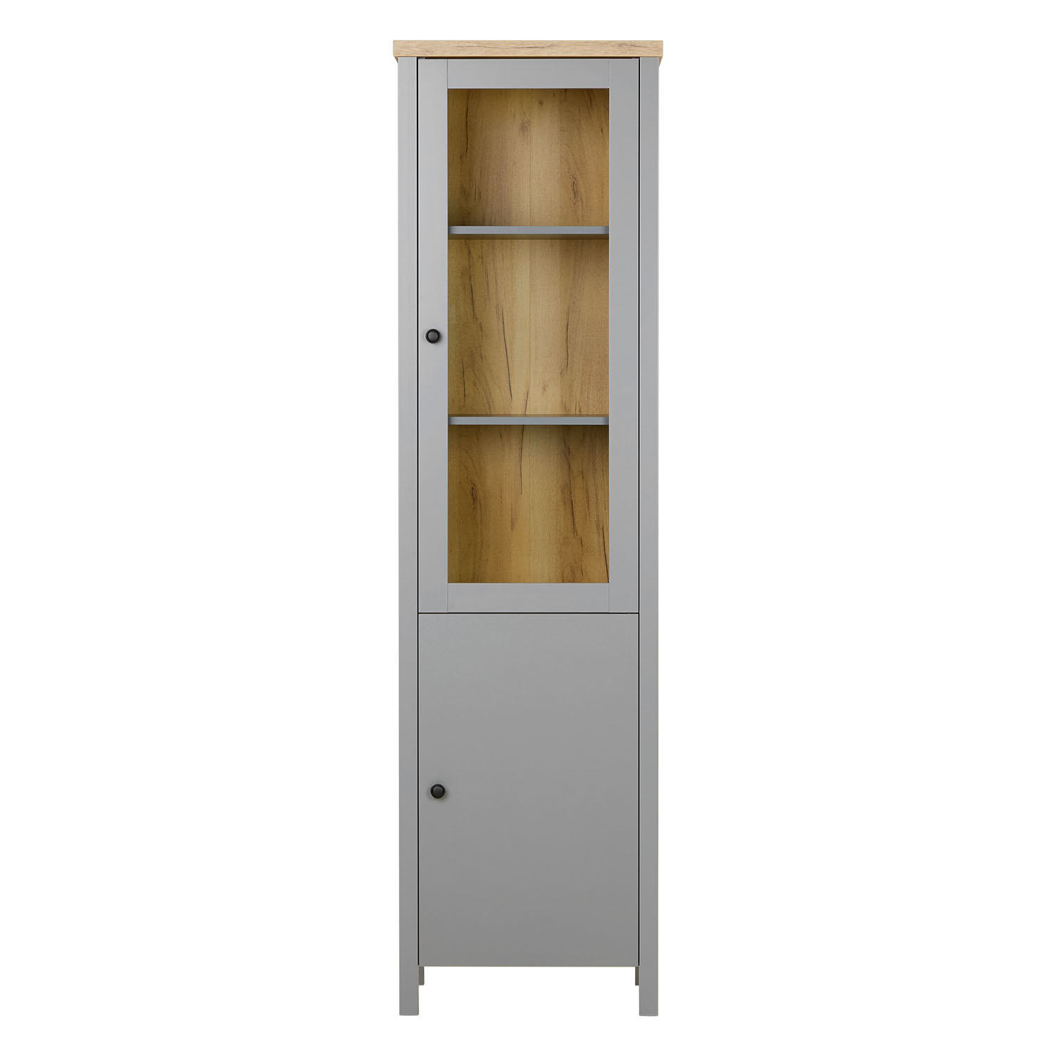 Vitrine in Grau und Naturholzfarbe mit Holzelementen. In der eingerichteten Szene sind ein Fernseher, ein Fenster und ein grauer Teppich zu sehen.