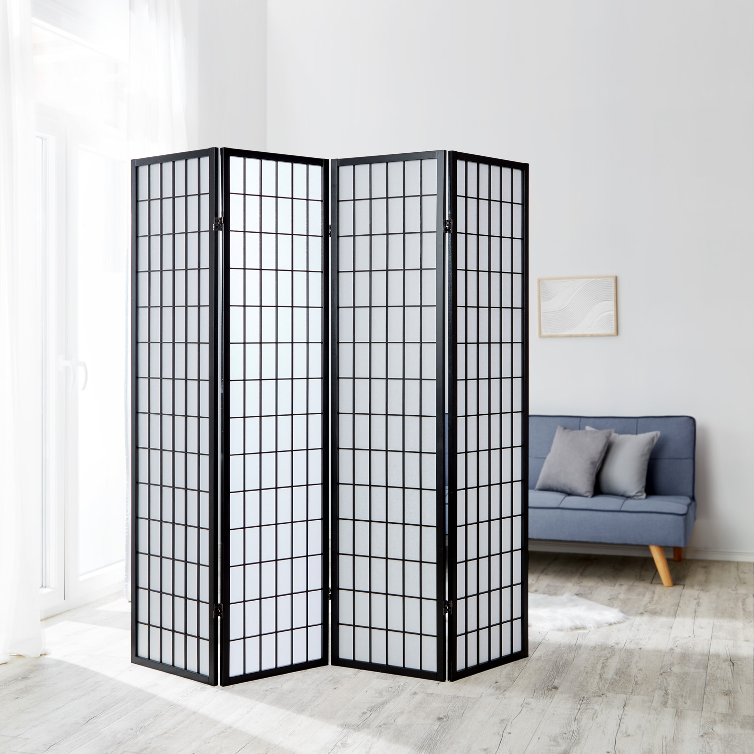 Paravent in Schwarz mit Holzelementen, 4 beweglichen Elementen und Shoji-Design. Der Artikel ist freigestellt auf weißem Hintergrund abgebildet. Sichtbare Details sind mehrere gelenkig verbundene Paneele, ein regelmäßiges Holzraster und helle Paneelfläche