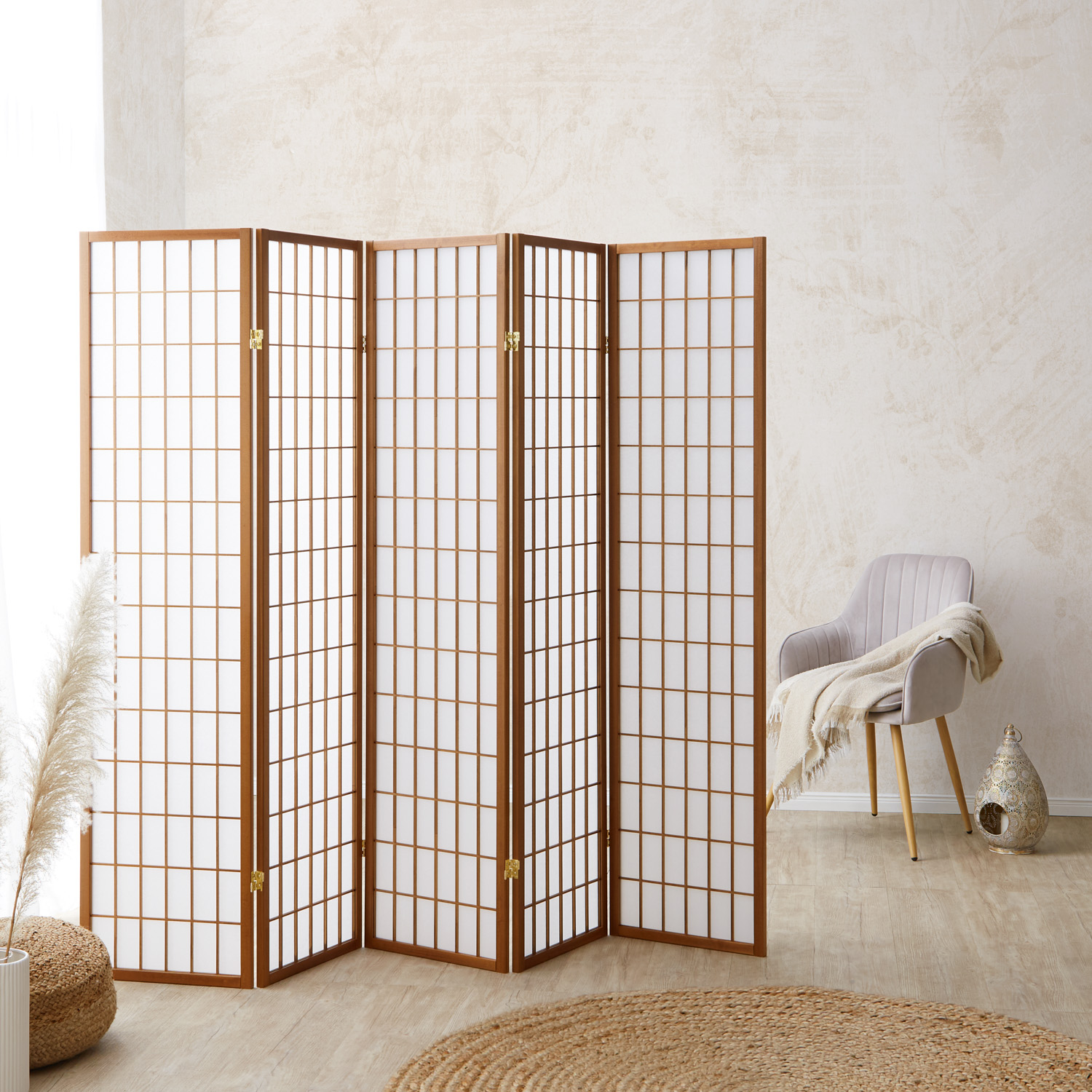 Paravent in Braun mit Holzelementen, 5 beweglichen Elementen und Shoji-Design. Der Artikel ist freigestellt auf weißem Hintergrund abgebildet. Sichtbare Details sind mehrere gelenkig verbundene Paneele, ein regelmäßiges Holzraster und helle Paneelflächen.