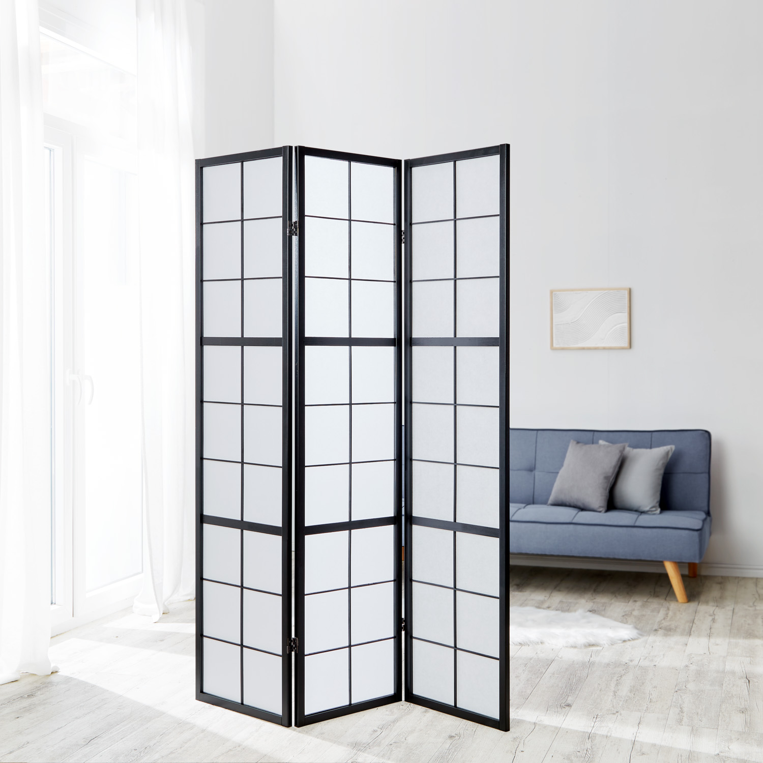 Paravent in Schwarz mit 3 beweglichen Elementen und Shoji-Design. Der Artikel ist freigestellt auf weißem Hintergrund abgebildet. Sichtbare Details sind mehrere gelenkig verbundene Paneele, ein regelmäßiges Holzraster und helle Paneelflächen.