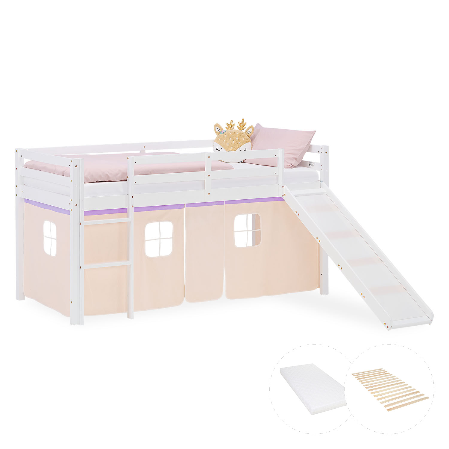 Kinderhochbett in Lila mit Elementen aus Kiefernholz, Lattenrost, Matratze, Rutsche und Spielvorhang. Das weiße Hochbett ist mit Matratze und Kissen vor weißem Hintergrund abgebildet. Sichtbar sind eine Leiter, seitliche Schutzgitter, ein Spielvorhang unt