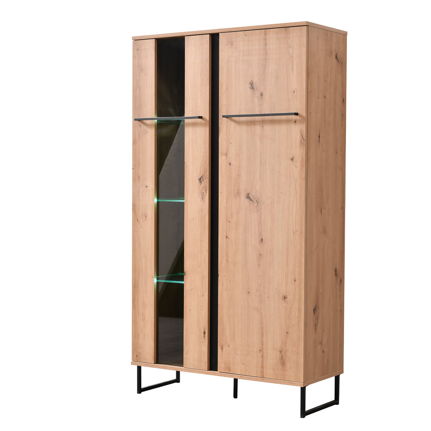Vitrine in Schwarz und Naturholzfarbe mit Holzelementen. In der eingerichteten Szene sind ein Fernseher, ein Fenster, ein heller Teppich und grüne Pflanzen zu sehen.
