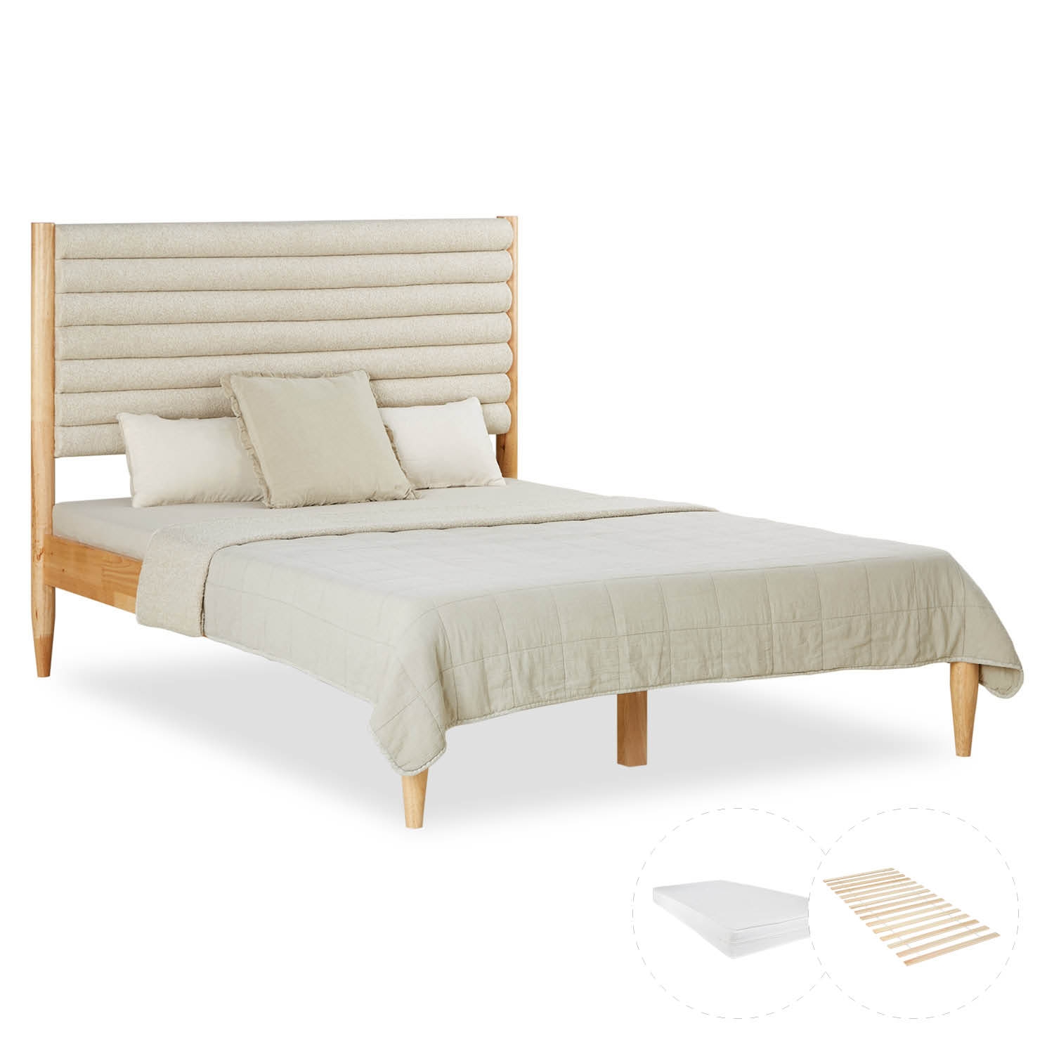 Polsterbett in Beige mit Holzelementen, Bouclé-Bezug, Lattenrost und Matratze. Das Bett ist mit Matratze, Bettwäsche und Kissen vor weißem Hintergrund abgebildet. Kopfteil, Rahmen und Beine sind in der schrägen Ansicht sichtbar.