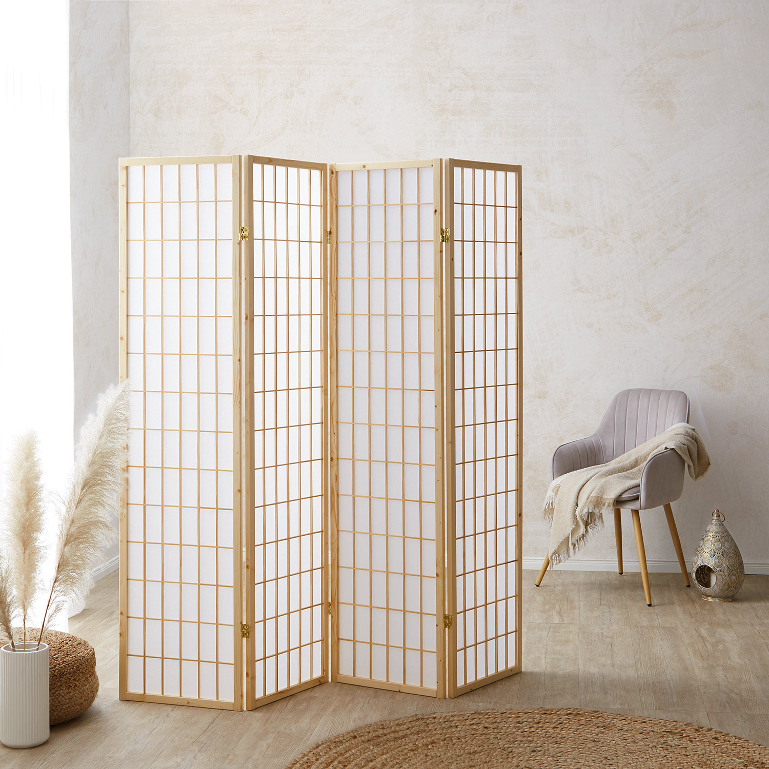 Eleganter 4-teiliger Paravent im japanischen Shoji-Stil aus hellem Naturholz mit weißem Reispapier. Der Raumteiler verleiht dem Wohnzimmer oder Schlafzimmer eine moderne, asiatisch inspirierte Atmosphäre und dient als stilvoller Sichtschutz.