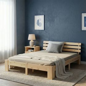 Holzbett in Naturholzfarbe mit Elementen aus Kiefernholz. Das Bettgestell ist mit Matratze, Bettwäsche und Kissen vor weißem Hintergrund abgebildet. Die Rahmenform und die Füße sind in der schrägen Ansicht sichtbar.