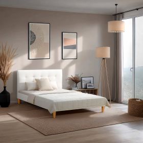 Polsterbett in Beige mit Bouclé-Bezug, Lattenrost und Matratze. Das Bett ist mit Matratze, Bettwäsche und Kissen vor weißem Hintergrund abgebildet. Kopfteil, Rahmen und Beine sind in der schrägen Ansicht sichtbar.