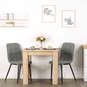 Essgruppe in Grau und Naturholzfarbe mit Holzelementen und Bezug in Leinenoptik. Der Esstisch und 2 Polsterstühle sind als getrennte Möbel gemeinsam auf weißem Hintergrund abgebildet. Tischplatte, Stuhllehnen und die Untergestelle sind sichtbar.