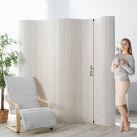 Paravent mit Elementen aus Bambus. Der wellenförmig aufgestellte Raumteiler zeigt eine durchgehende Fläche aus schmalen senkrechten Bambusleisten. Die freie Produktansicht vor weißem Hintergrund zeigt die Oberflächenstruktur ohne Einrichtung oder Maßlinie