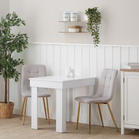 Essgruppe in Weiß und Creme mit Holzelementen und Samtbezug. Der Freisteller zeigt den Esstisch und 2 gepolsterte Stühle als separate Möbel auf weißem Hintergrund. Die gesteppten Rückenlehnen und die schlanken Stuhlbeine sind sichtbar.