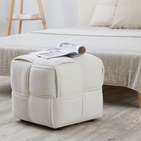 Sitzhocker in Beige mit Bouclé-Bezug. Der Artikel ist freigestellt auf weißem Hintergrund abgebildet. Sichtbare Details sind ein regelmäßig gesteppter Bezug und eine abgerundete Würfelform.