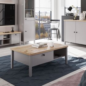 Couchtisch in Grau mit Holzelementen, Schubladenstauraum und Stauraum. Der Artikel ist freigestellt auf weißem Hintergrund abgebildet. Sichtbare Details sind eine rechteckige Tischplatte, Schubladenfronten, offene Ablagen und eine naturfarbene obere Holzp