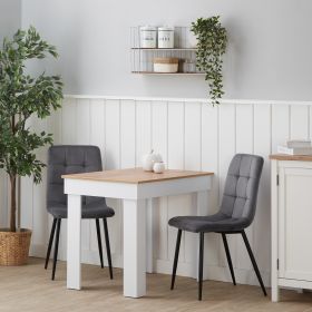 Essgruppe in Grau und Weiß mit Oberflächen in Eichenoptik und Samtbezug. Der Freisteller zeigt den Esstisch und 2 gepolsterte Stühle als separate Möbel auf weißem Hintergrund. Die gesteppten Rückenlehnen und die schlanken Stuhlbeine sind sichtbar.
